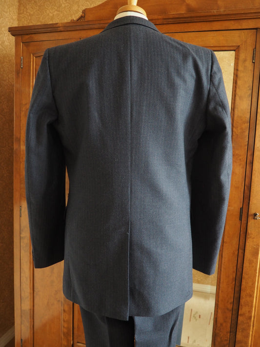 Siniharmaa ohutraidallinen miesten puku