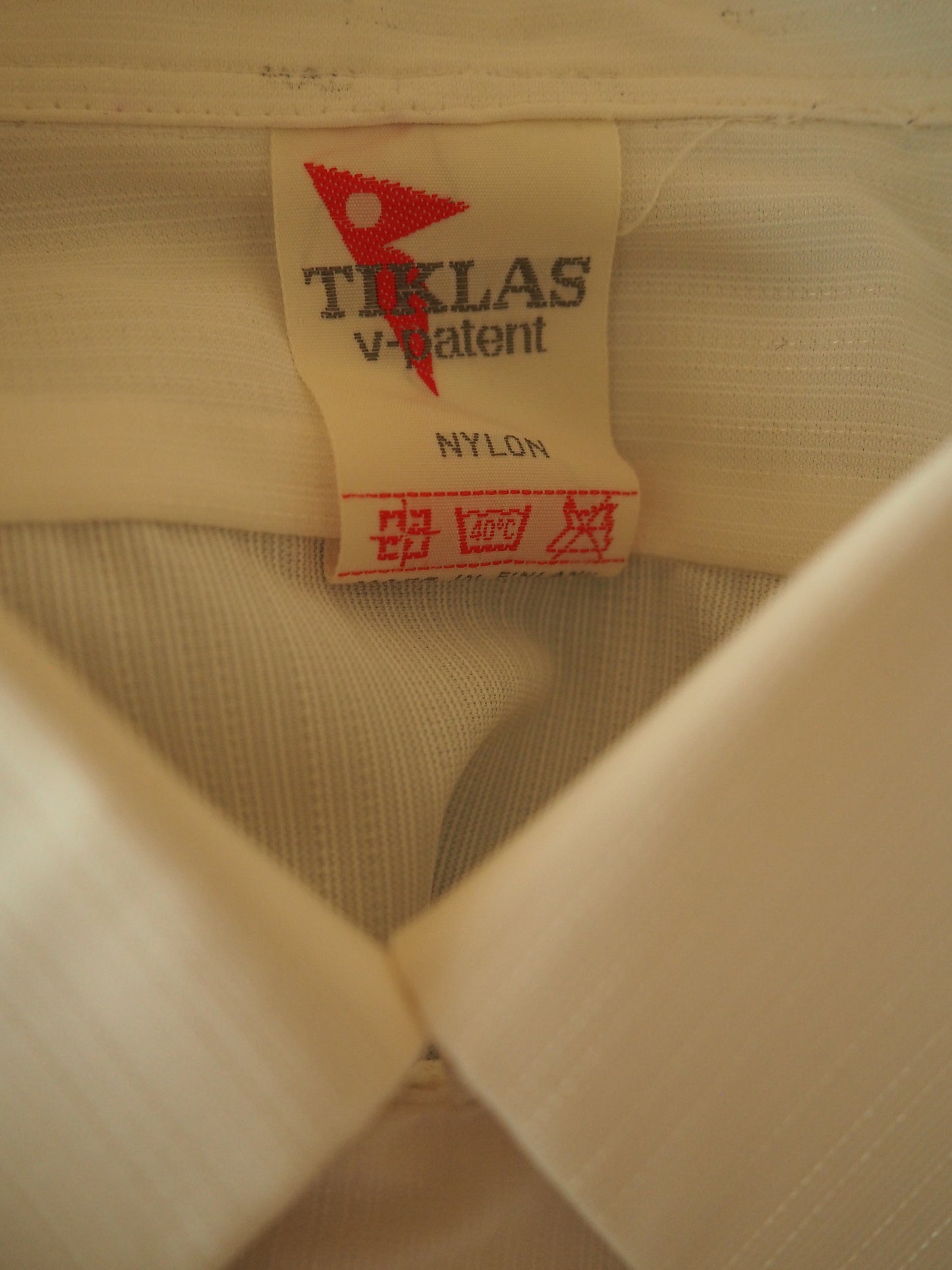Vaalea raidallinen miesten nylon kauluspaita