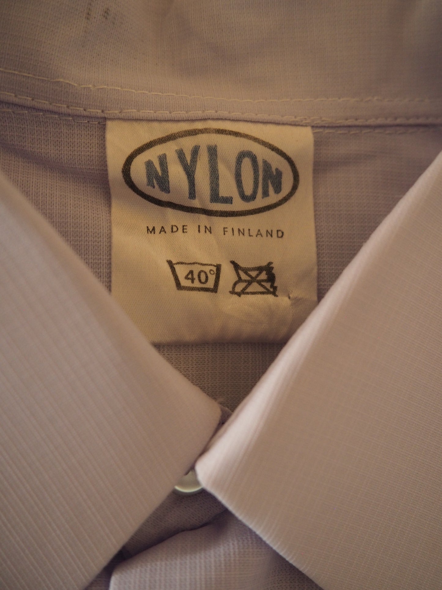 Vaaleansinertävä/laventeli miesten nylon kauluspaita