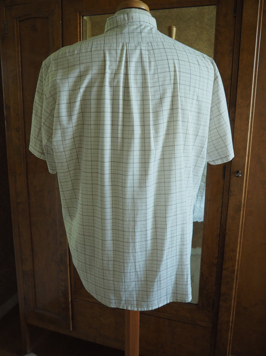 Valkoinen miesten lyhythihainen ruudullinen kauluspaita