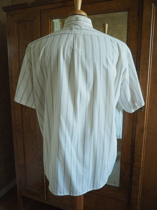 Valkoinen miesten lyhythihainen raidallinen kauluspaita