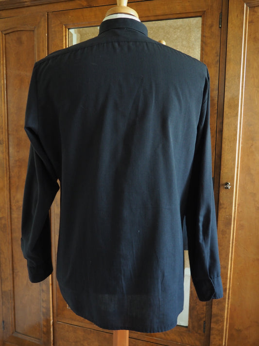 Tumma pitkähihainen miesten kauluspaita