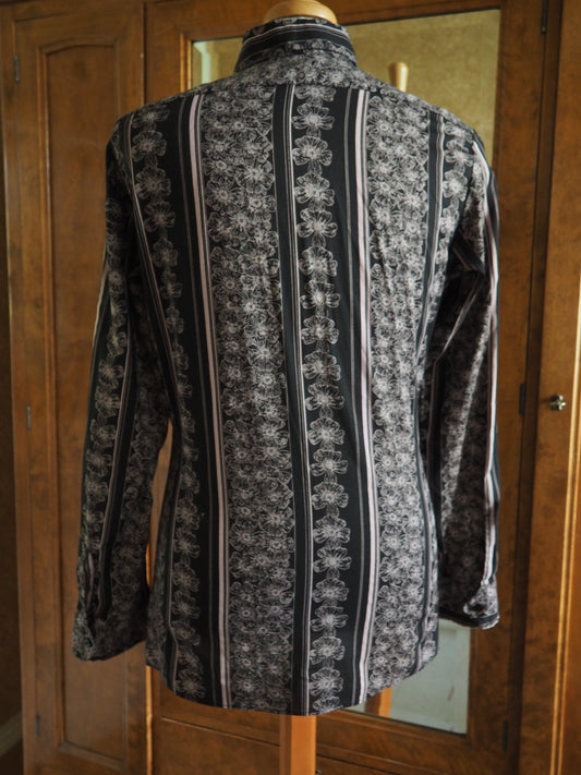 Tumma kuviollinen miesten pitkähihainen kauluspaita