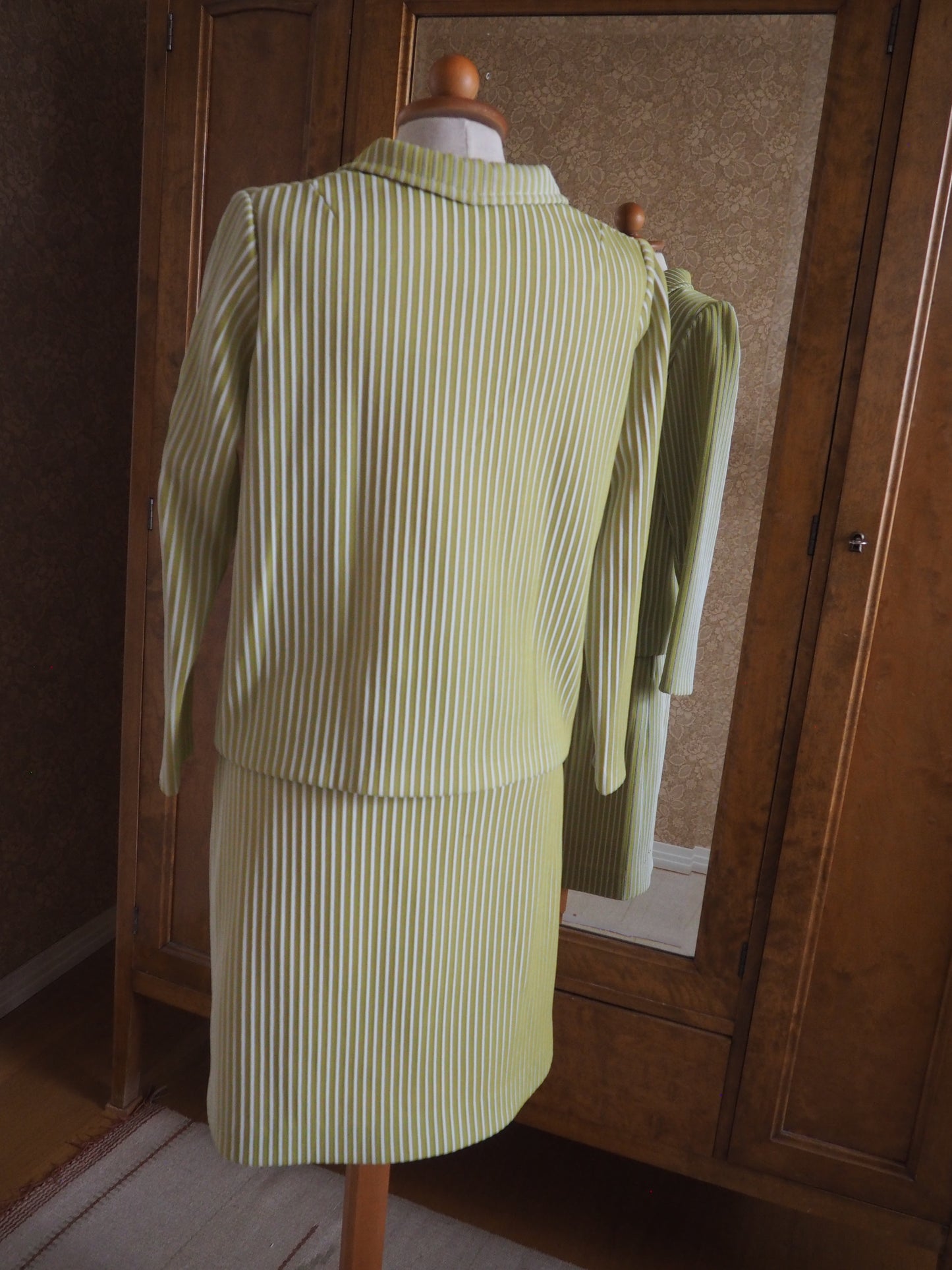 2-osainen vihreä raidallinen jakkupuku