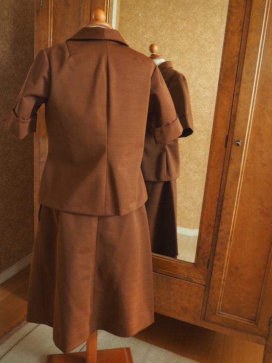 2-osainen ruskea asu