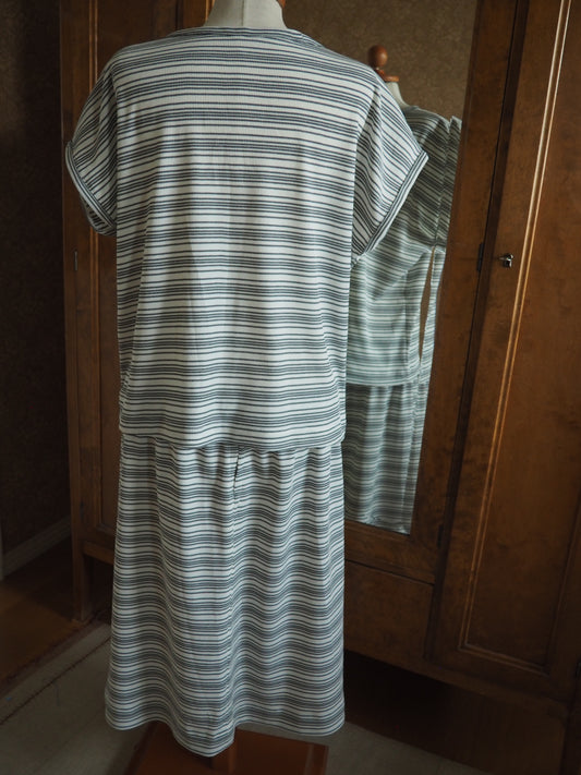 2-osainen raidallinen asu