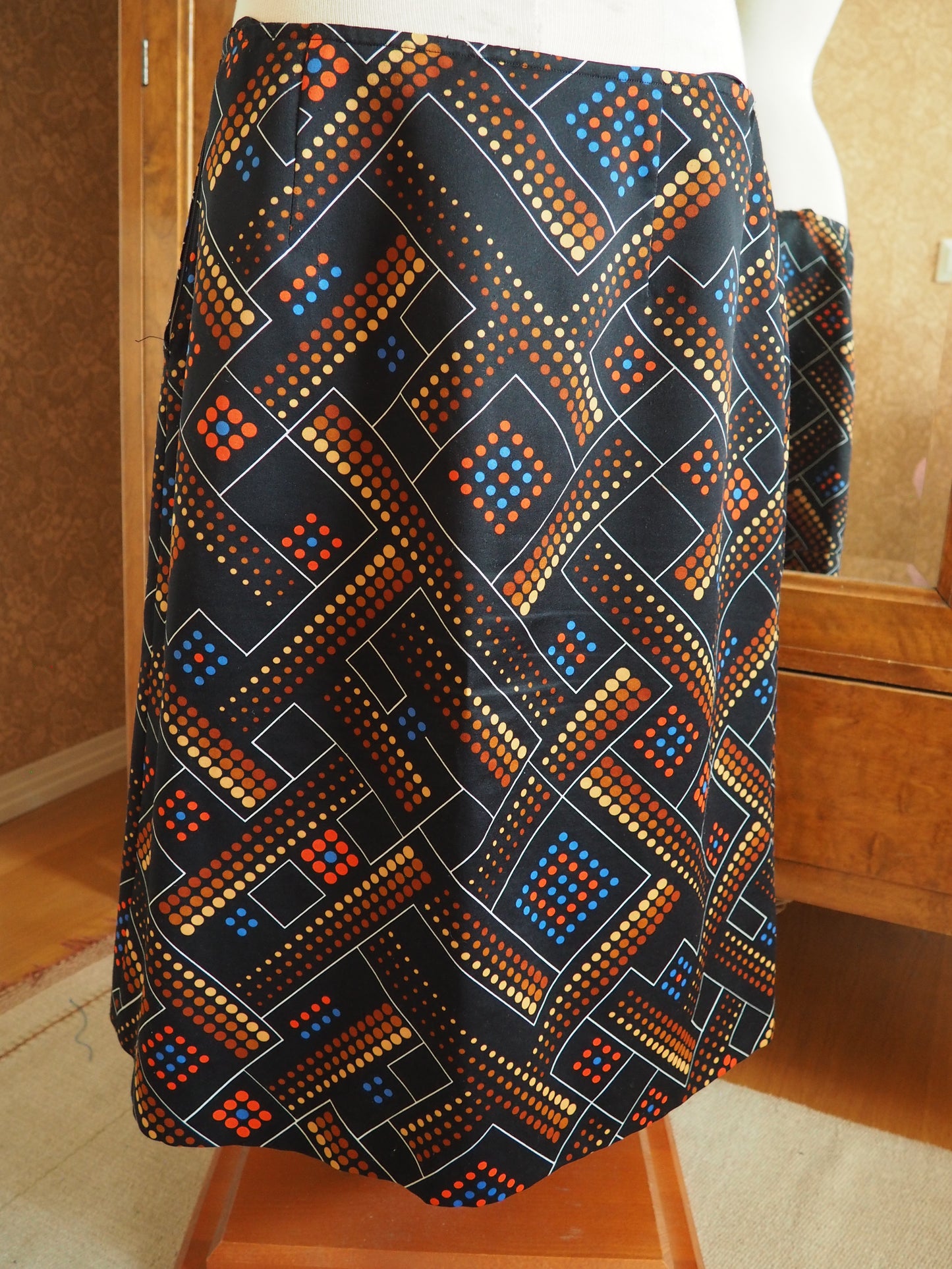 Kuviollinen monivärinen hame