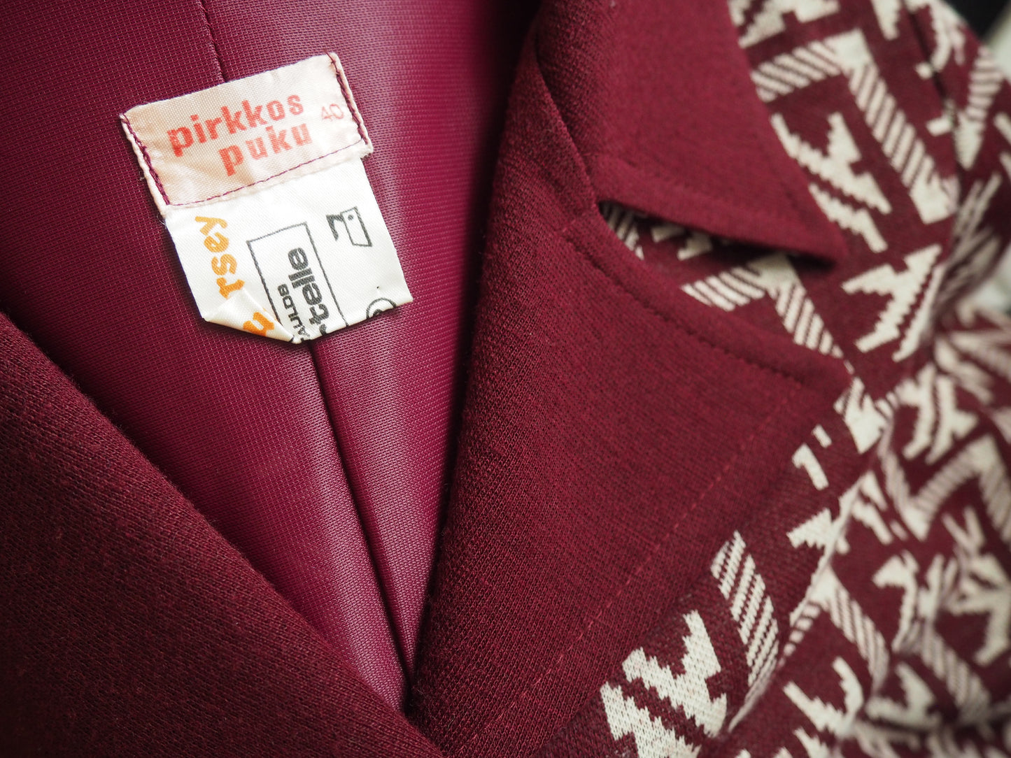 Luumunvärinen kuviollinen jakku