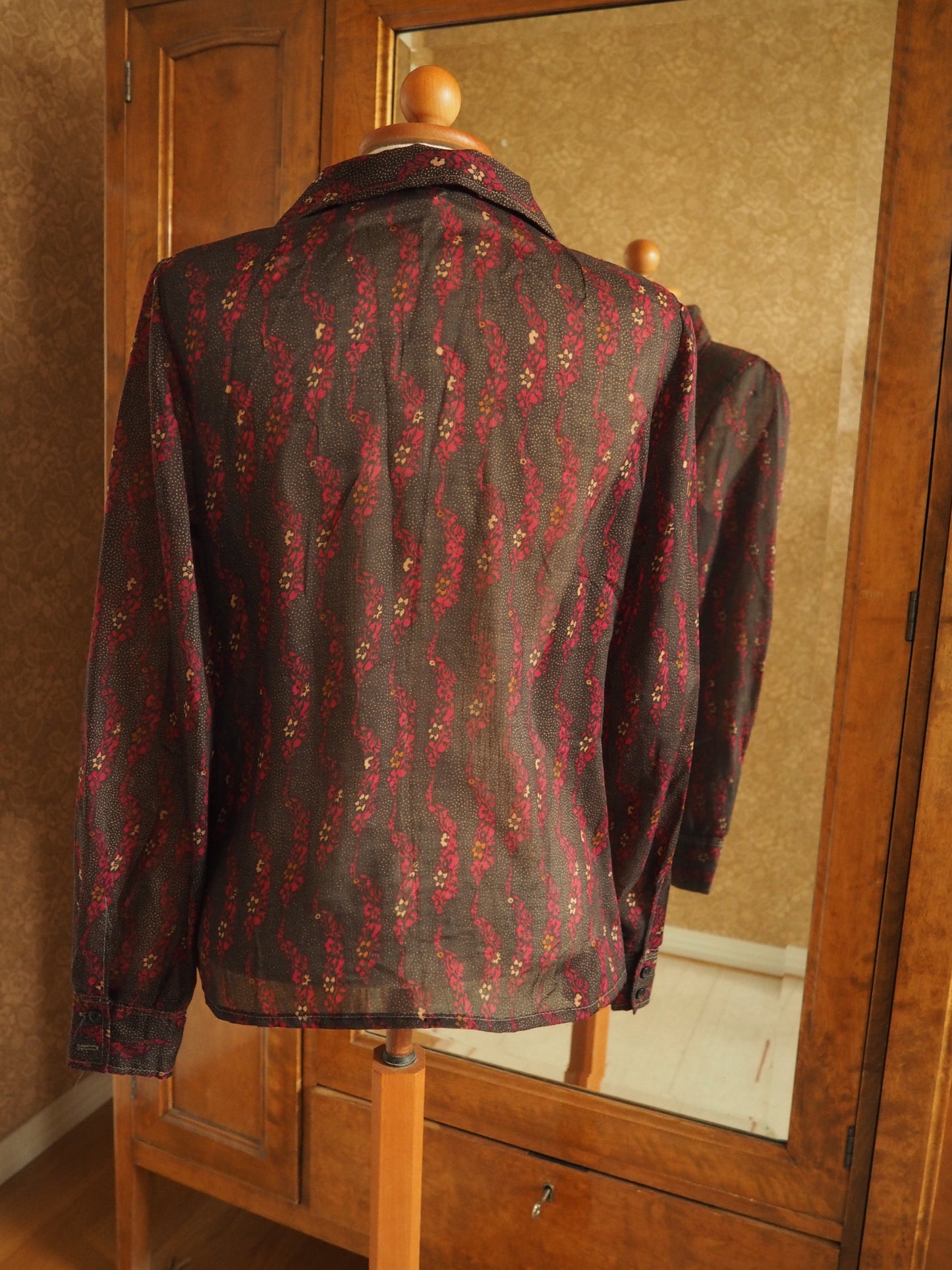 Ruskea kuviollinen kauluspaita