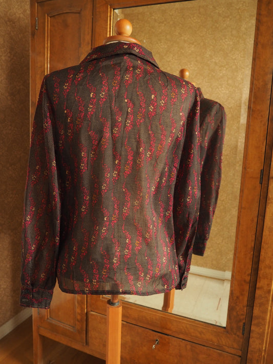 Ruskea kuviollinen kauluspaita