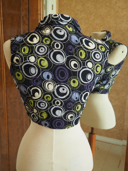 Kuviollinen monivärinen solmittava napapaita