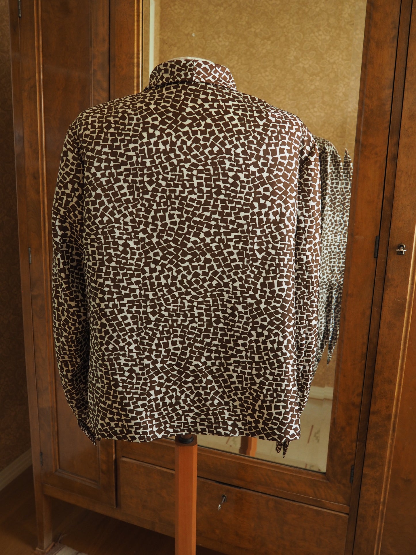 Kuviollinen huivikauluksinen paita