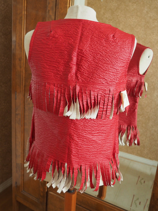 Punainen hapsullinen liivi