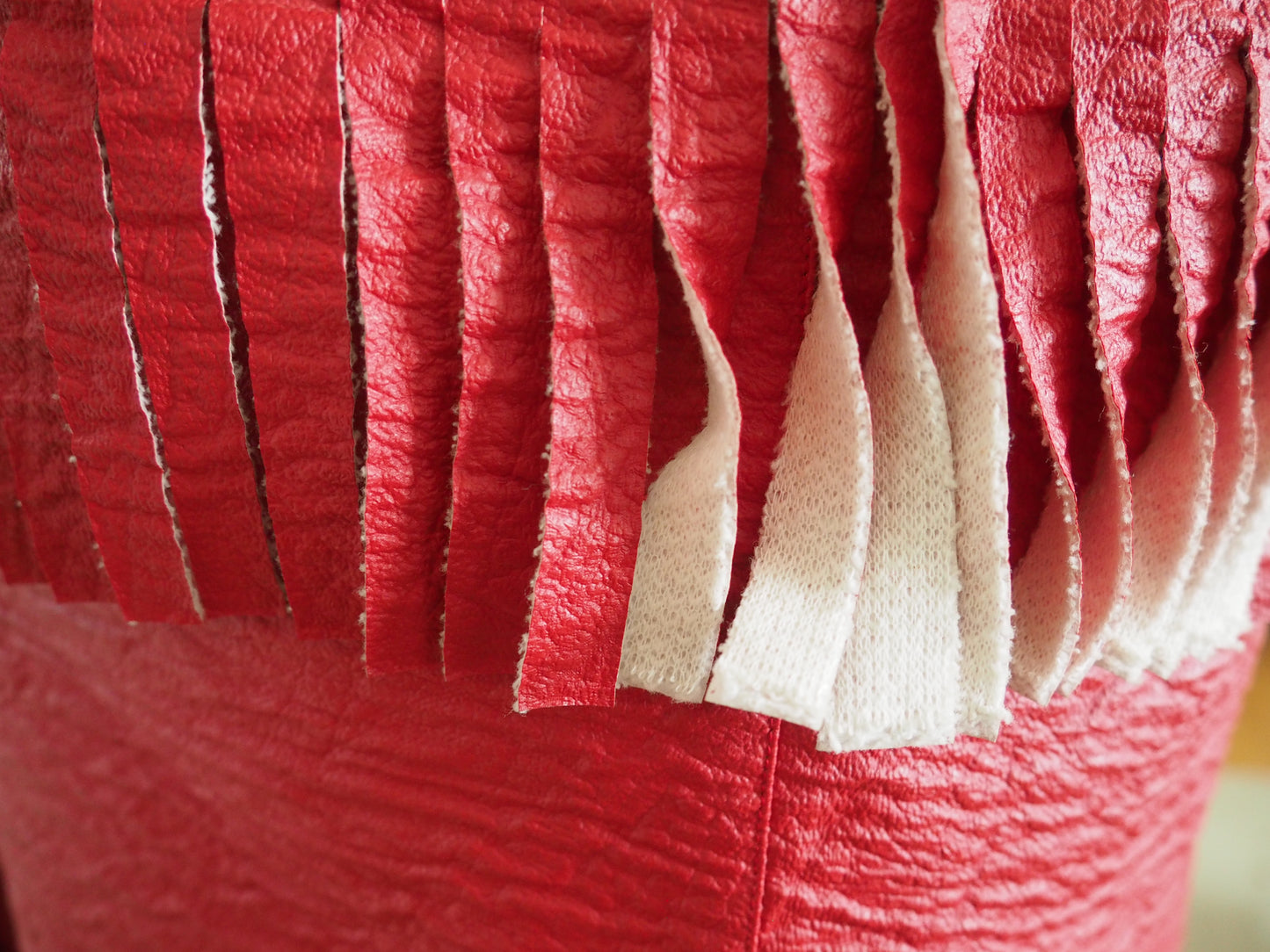 Punainen hapsullinen liivi