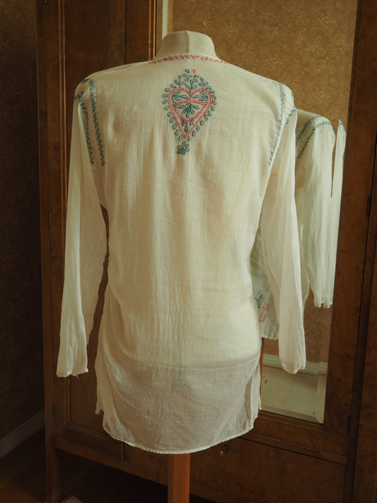 Kirjailtu ohut paita