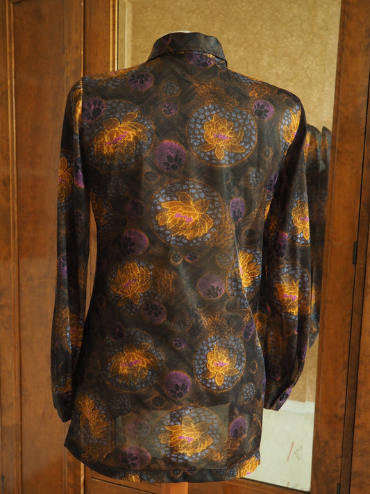 Monivärinen kauluspaita