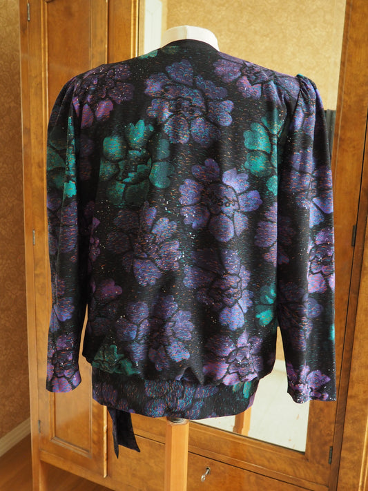 Kukkakuvioinen musta paita