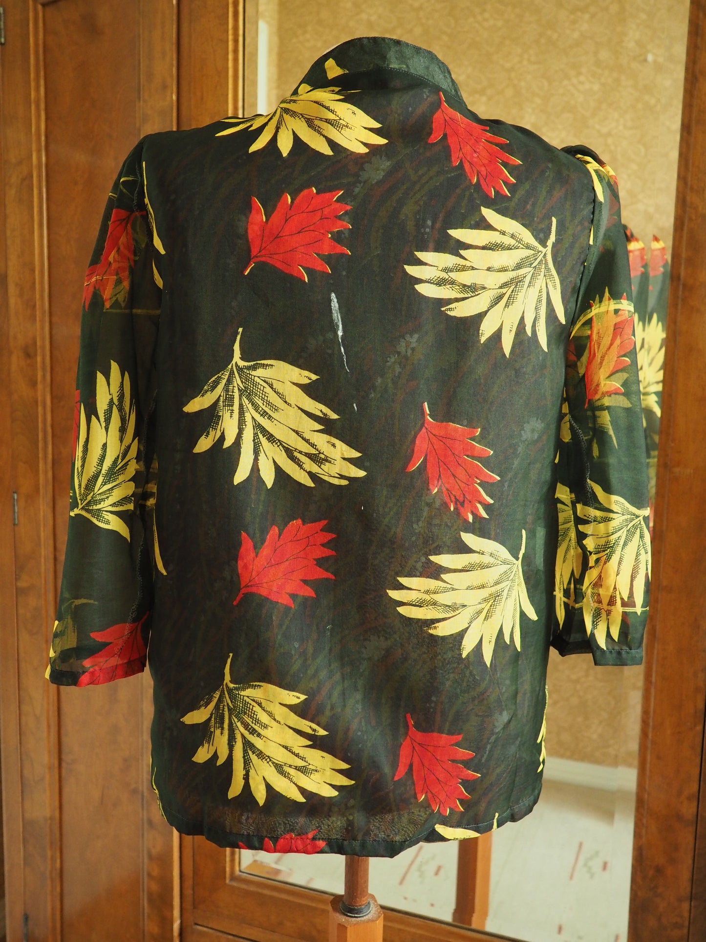 Kuviollinen ohut läpikuultava jakku