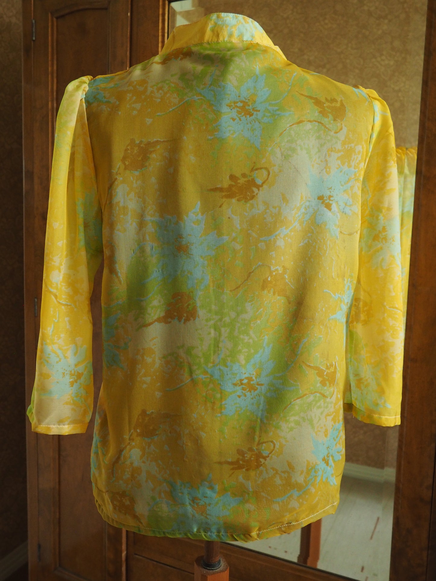 Kuviollinen ohut läpikuultava jakku