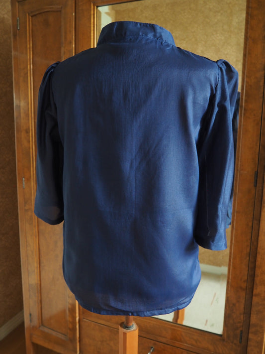 Tummansininen ohut läpikuultava jakku