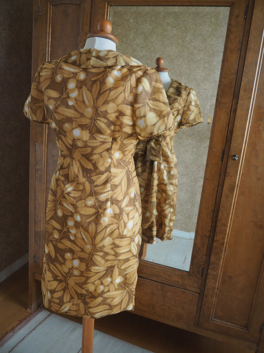 Vaaleanruskeakuviollinen mekko