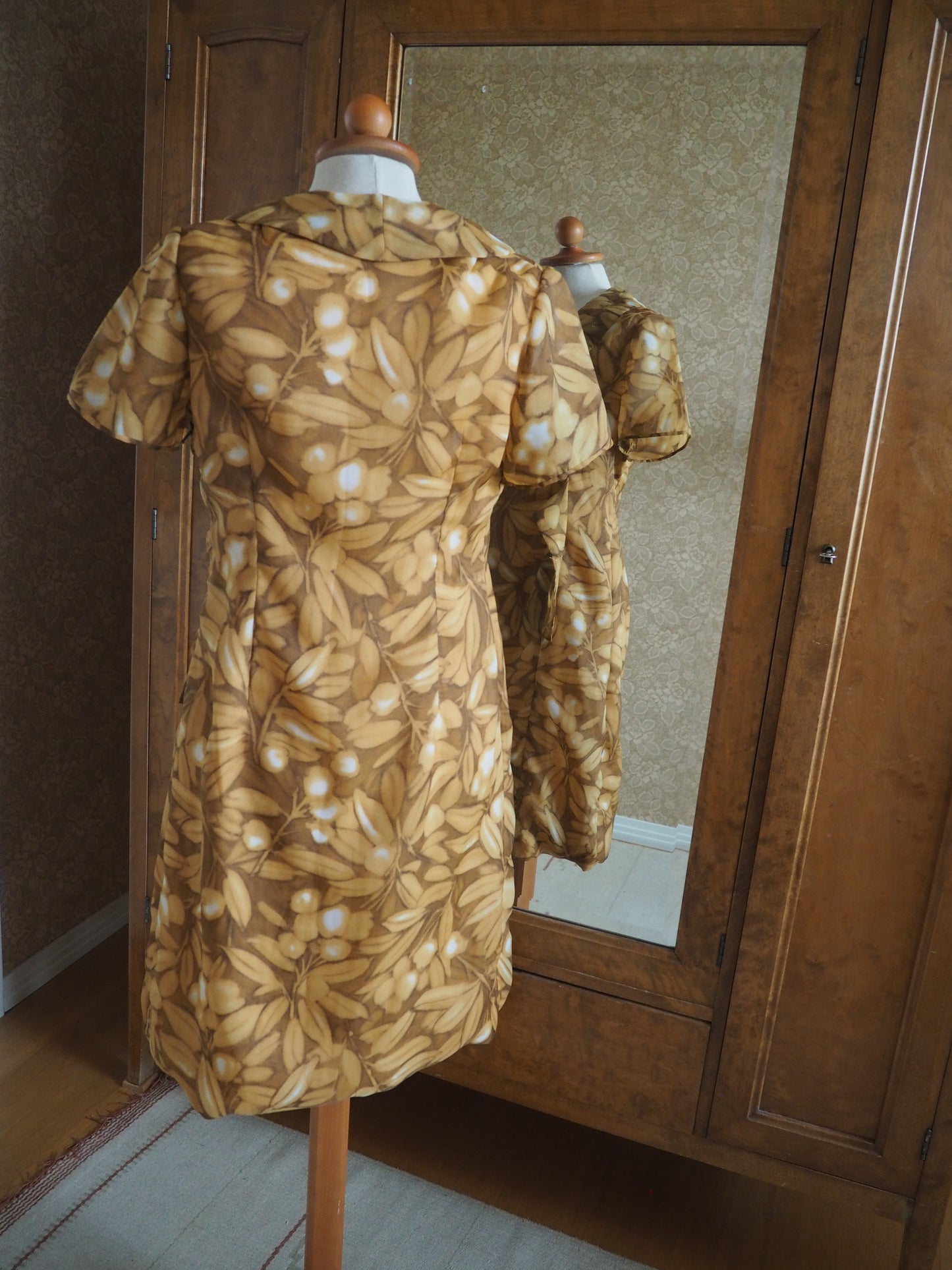 Vaaleanruskeakuviollinen mekko