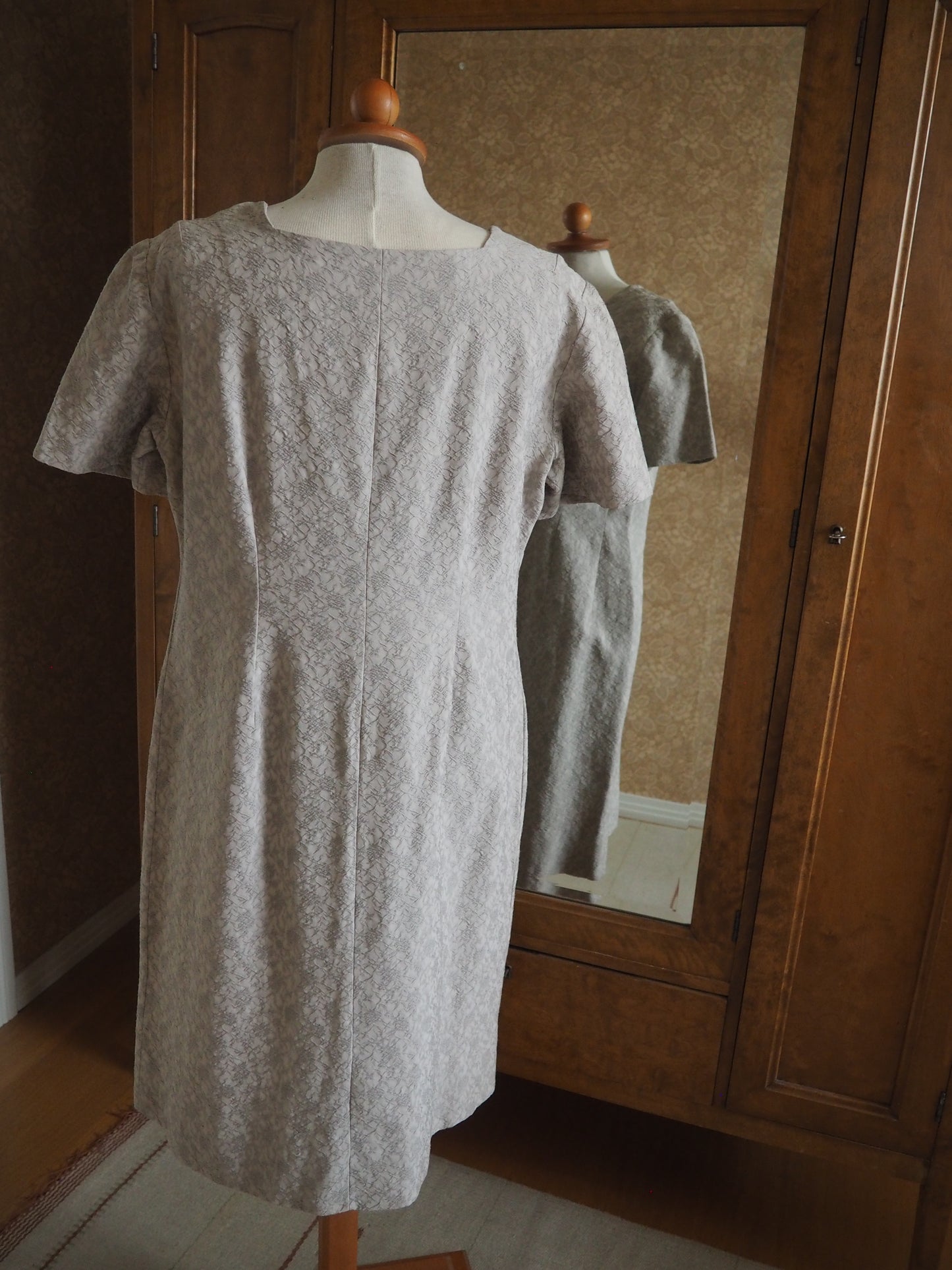 Vaalea kohokuviollinen mekko