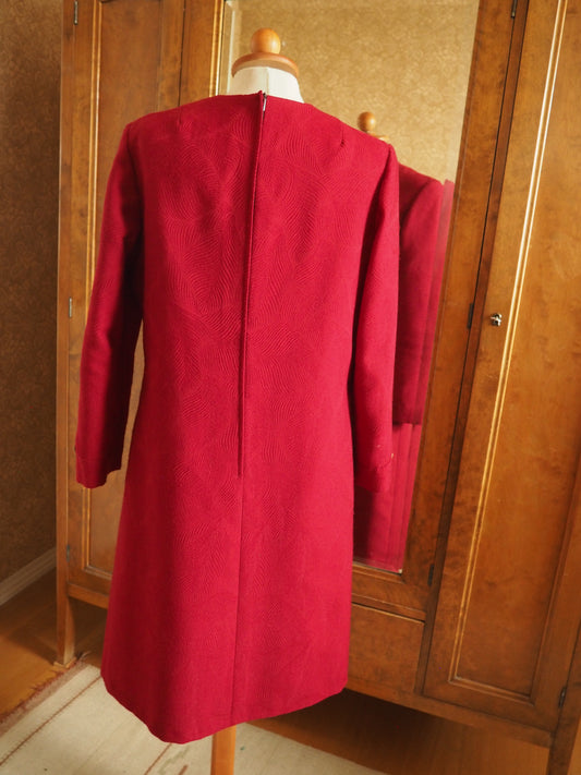 Punertava kohokuviollinen mekko