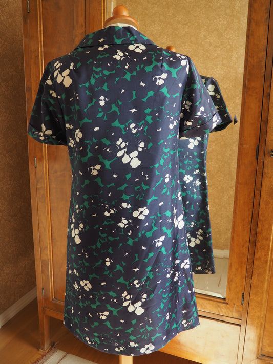 Monivärinen kuviollinen mekko