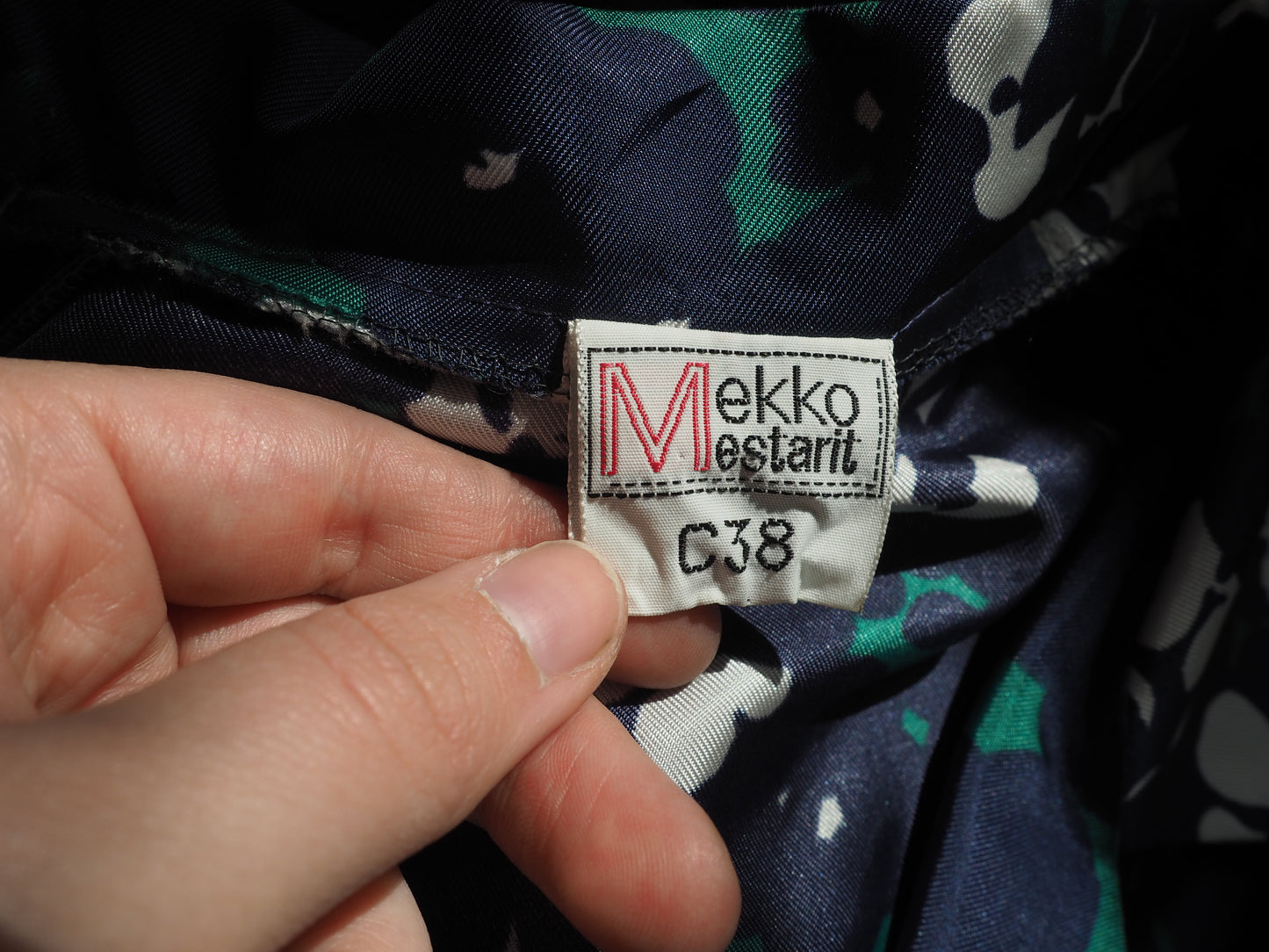 Monivärinen kuviollinen mekko