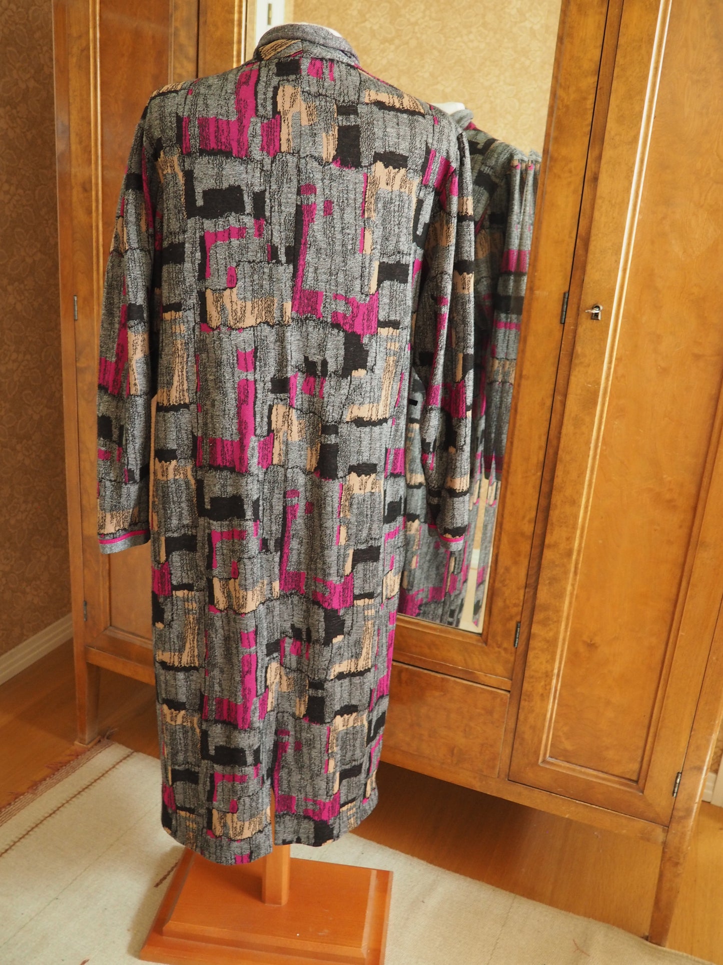 Monivärinen kuviollinen mekko