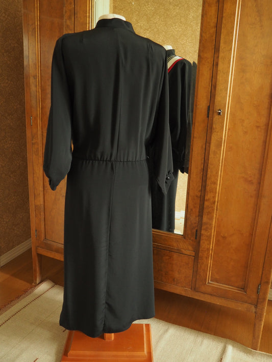 Mustavalkoinen raidallinen mekko