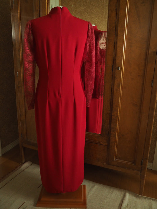 Punertava mekko pitsihihoilla