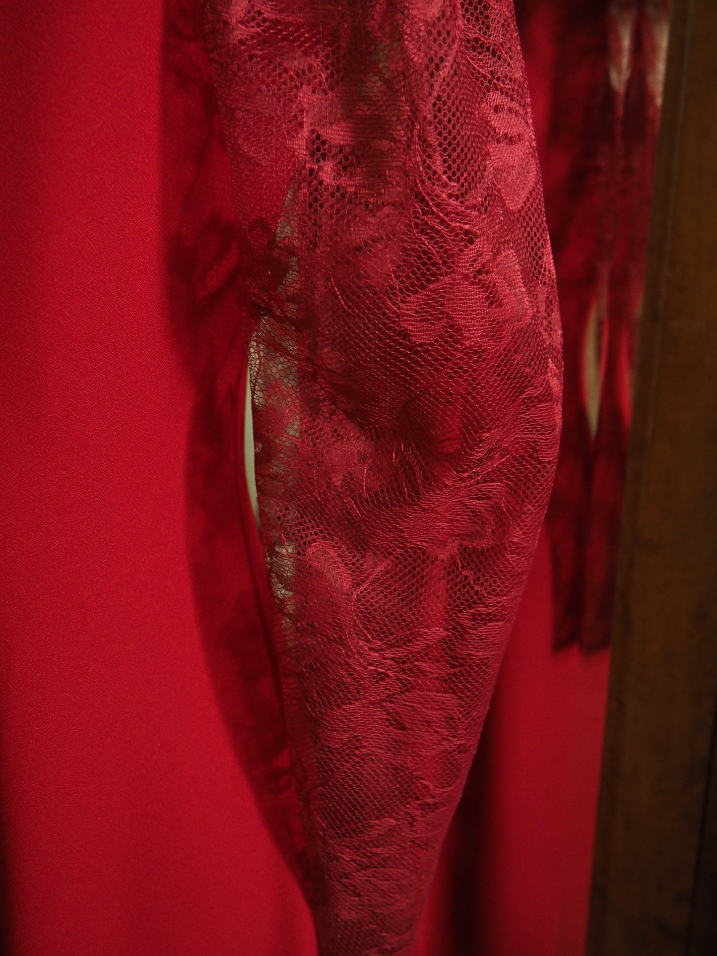 Punertava mekko pitsihihoilla