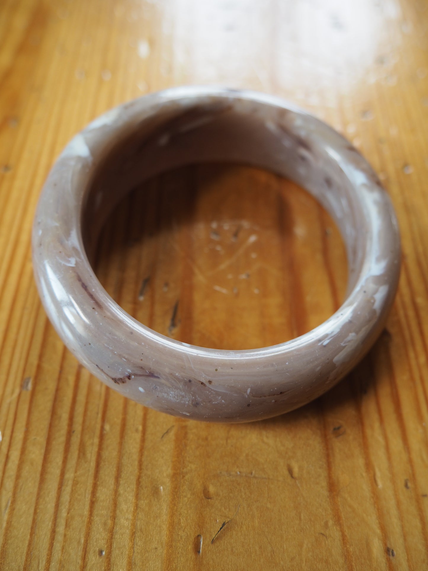 Vaalea kuviollinen rannekoru