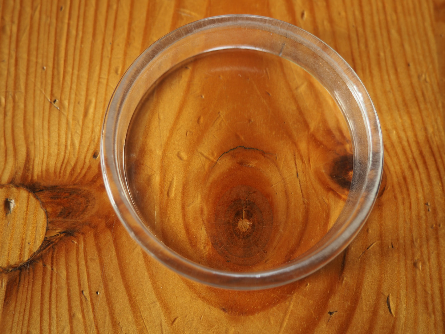 Läpinäkyvä kirkas rannekoru