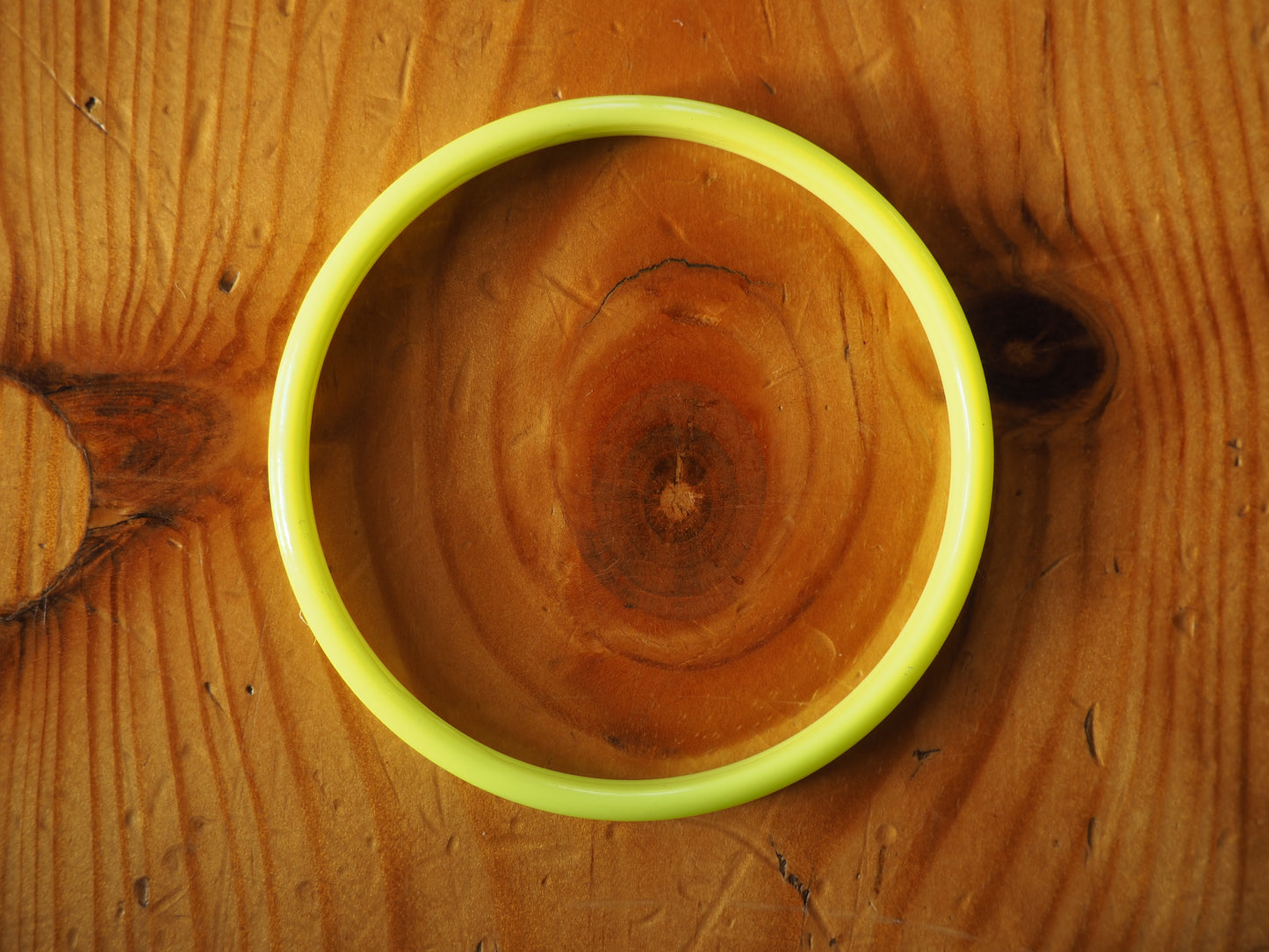 Neonkeltainen rannekoru