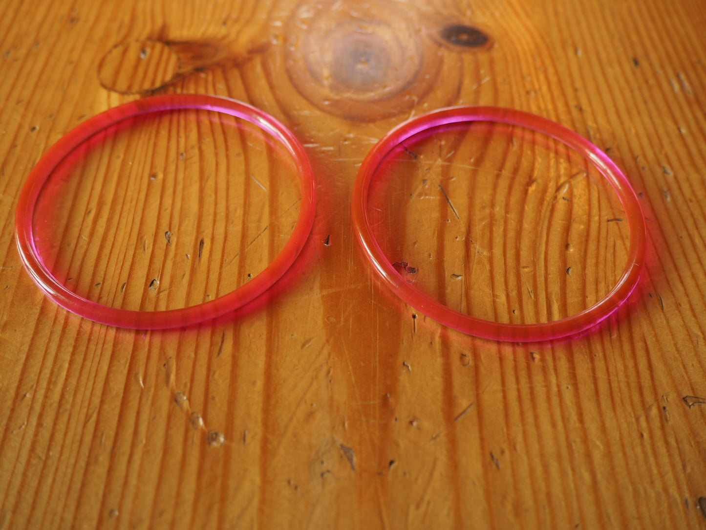 Ohuet läpikuultavat pinkit rannekorut (2kpl setti)