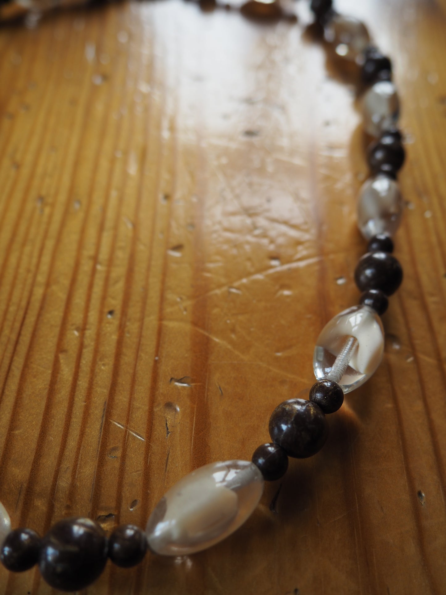 Monivärinen kaulakoru