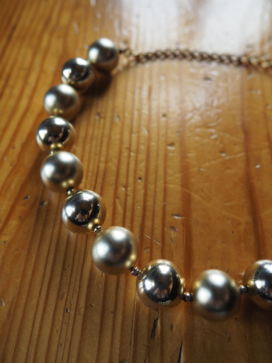 Matta ja kiiltävä pintainen kultainen kaulakoru