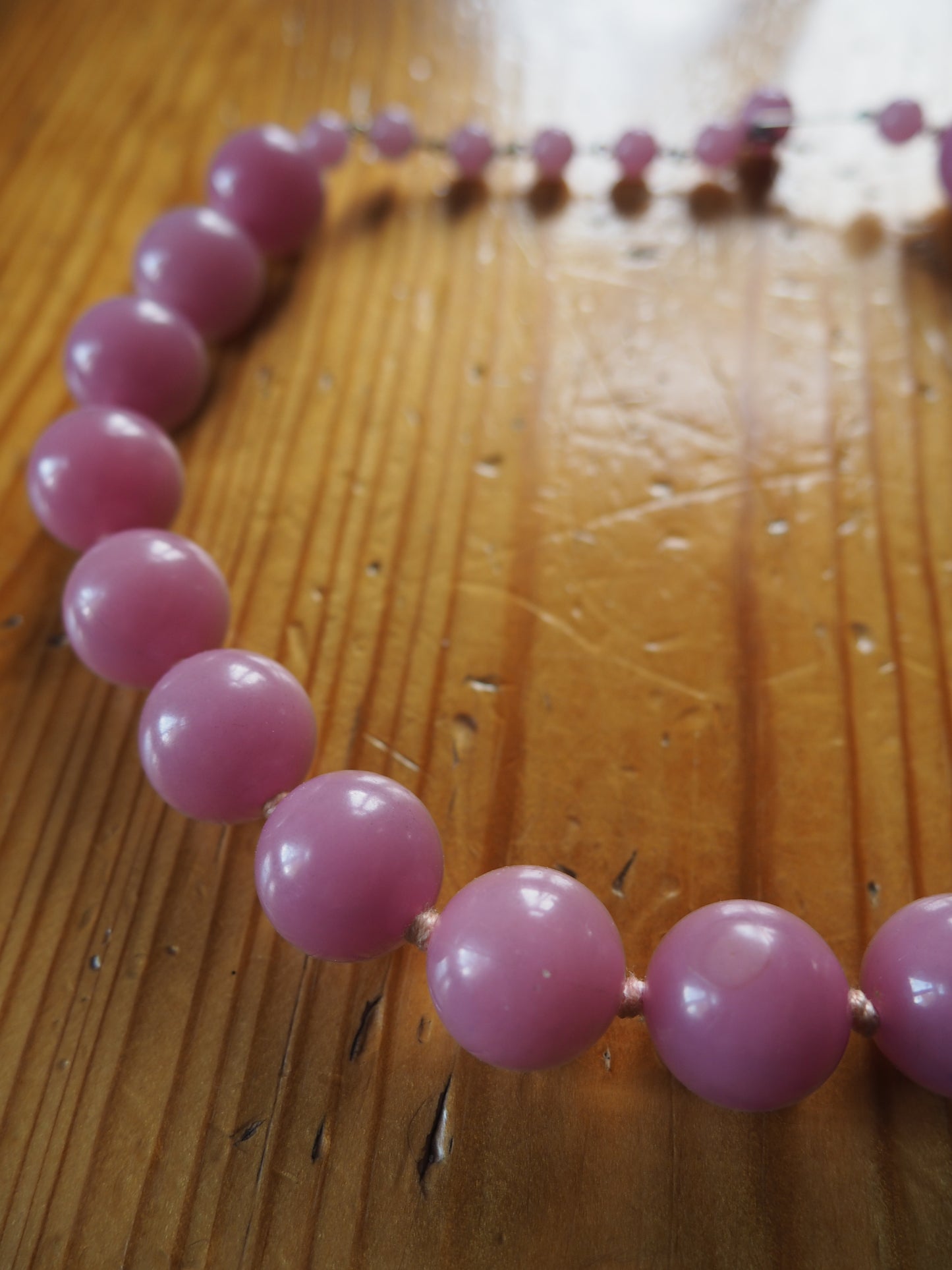 Vaaleanpunainen matta kaulakoru