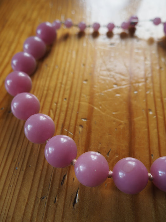 Vaaleanpunainen matta kaulakoru