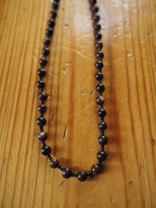 Ruskea helminauha kaulakoru