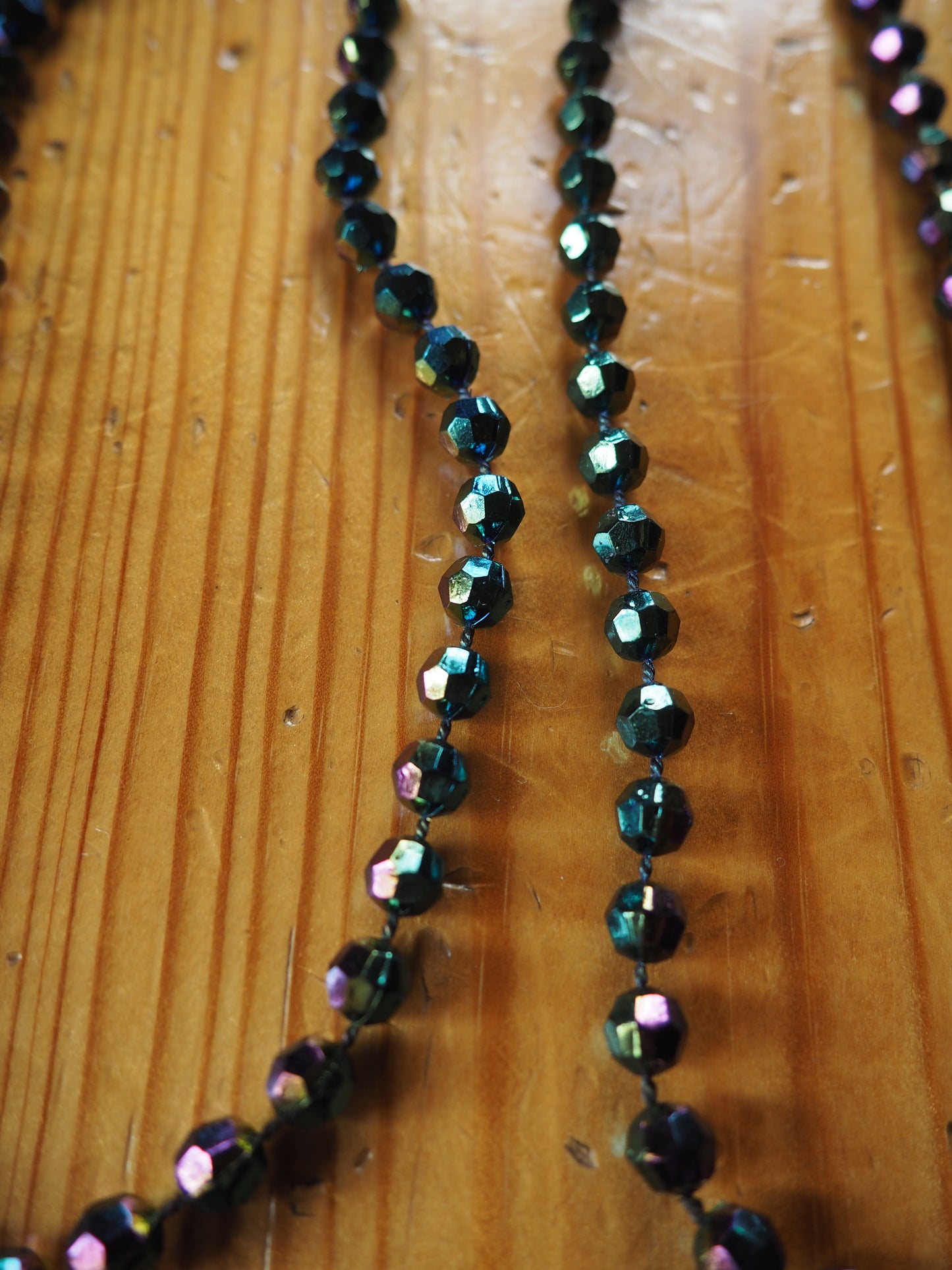 Monivärinen helminauha kaulakoru