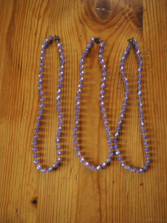 Laventelin värinen helminauha kaulakoru