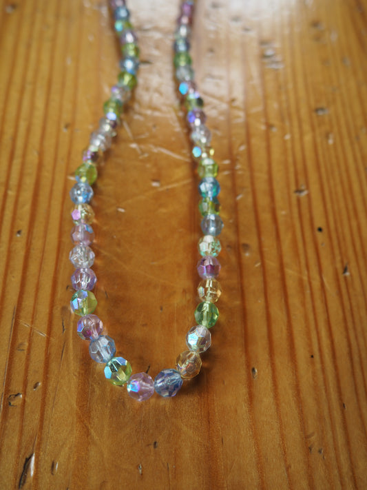 Monivärinen pastellinsävyinen helminauha kaulakoru