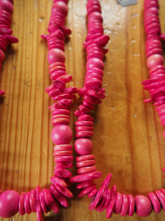 Pinkki kaulakoru käyttämätön