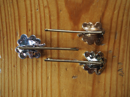 Metallinsävyiset kukka hiuspinnit (3 kpl)