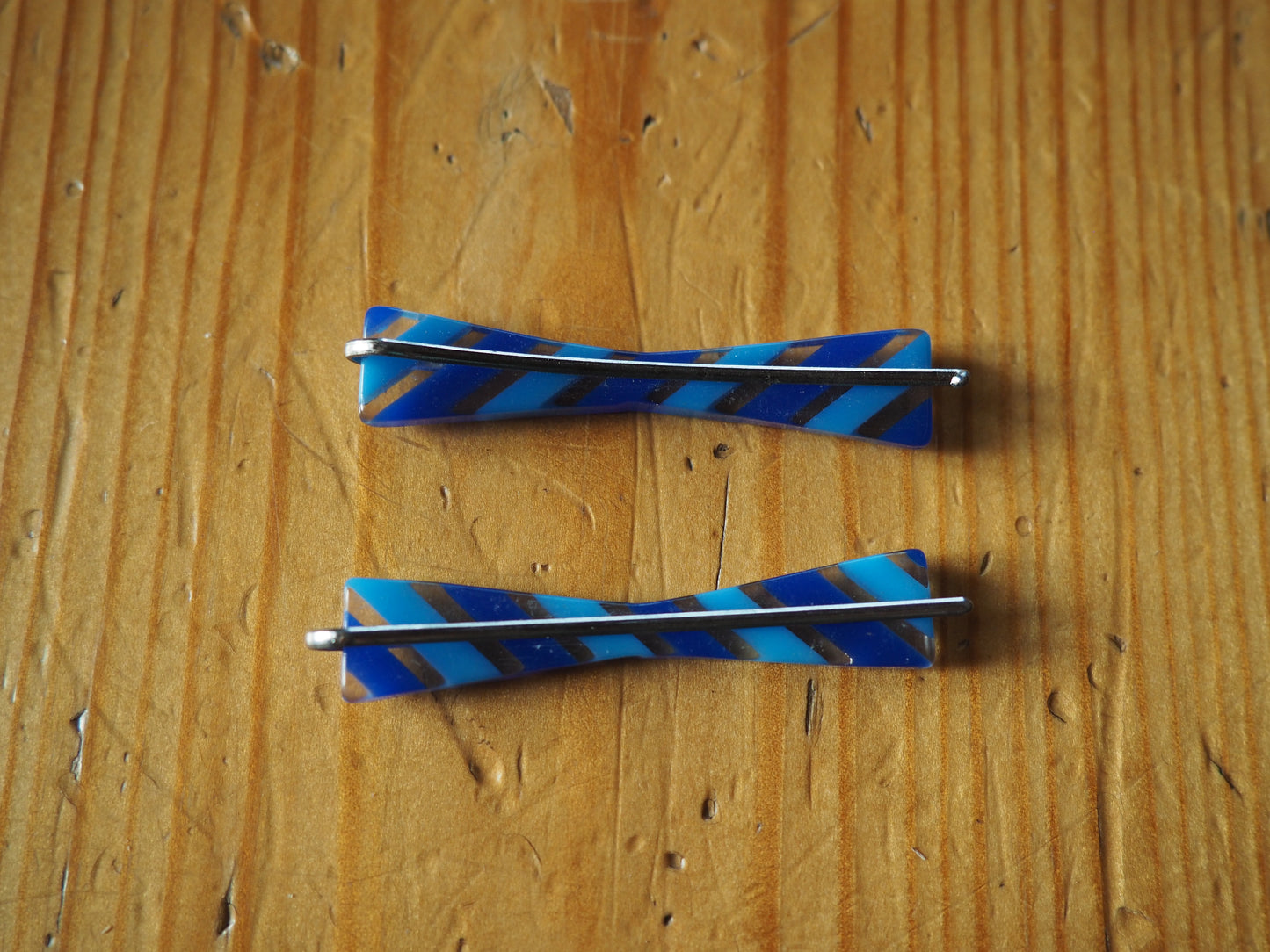 Raidalliset muoviset siniset hiuspinnit (6kpl pinnejä)