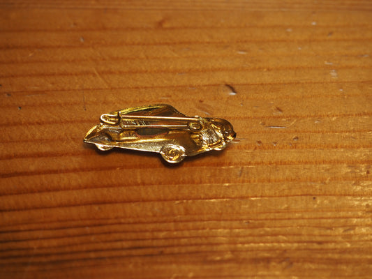 Kultainen auto rintaneula